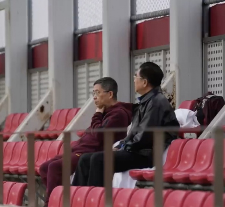 國足出征在即！足協(xié)主席宋凱和副主席許基仁雨中觀摩訓練