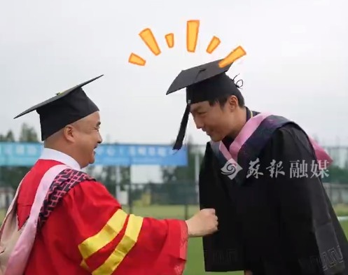 蘇州大學(xué)副校長前往訓(xùn)練基地，為蘇州隊(duì)守門員紀(jì)振勇?lián)芩? 
                                         class=