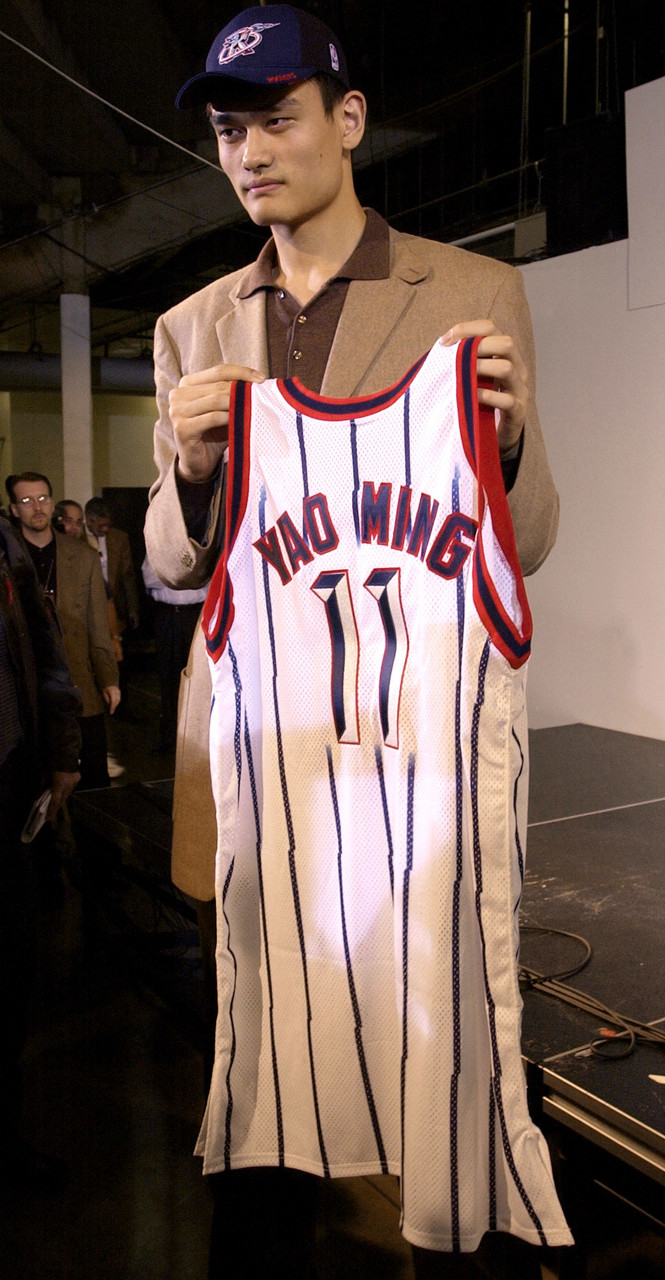 歷史的開始！2002年的今天：火箭用狀元簽選擇了中國中鋒姚明