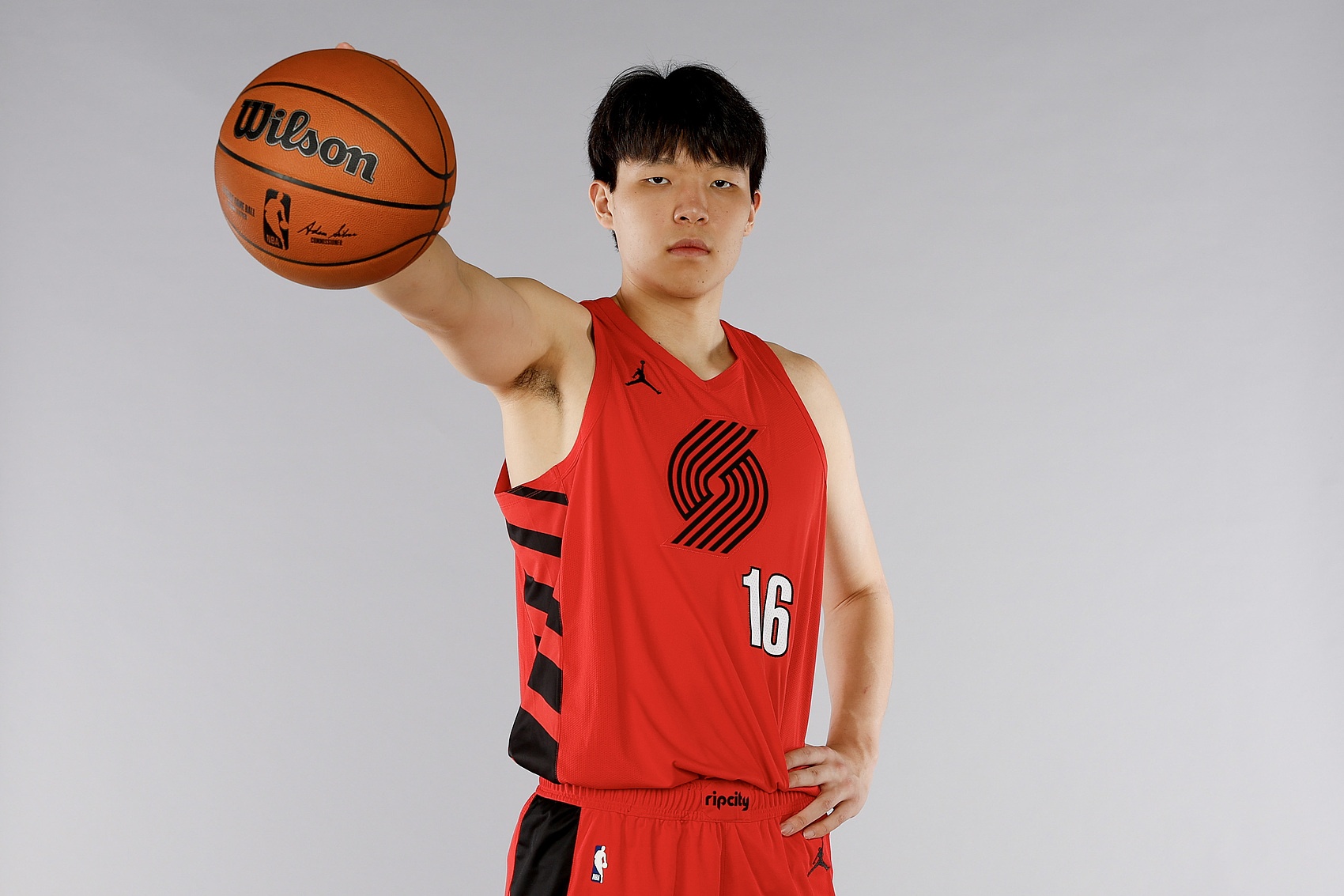 ??來認(rèn)認(rèn)人！開拓者17人大名單敲定：霍勒迪利拉德楊瀚森領(lǐng)銜！