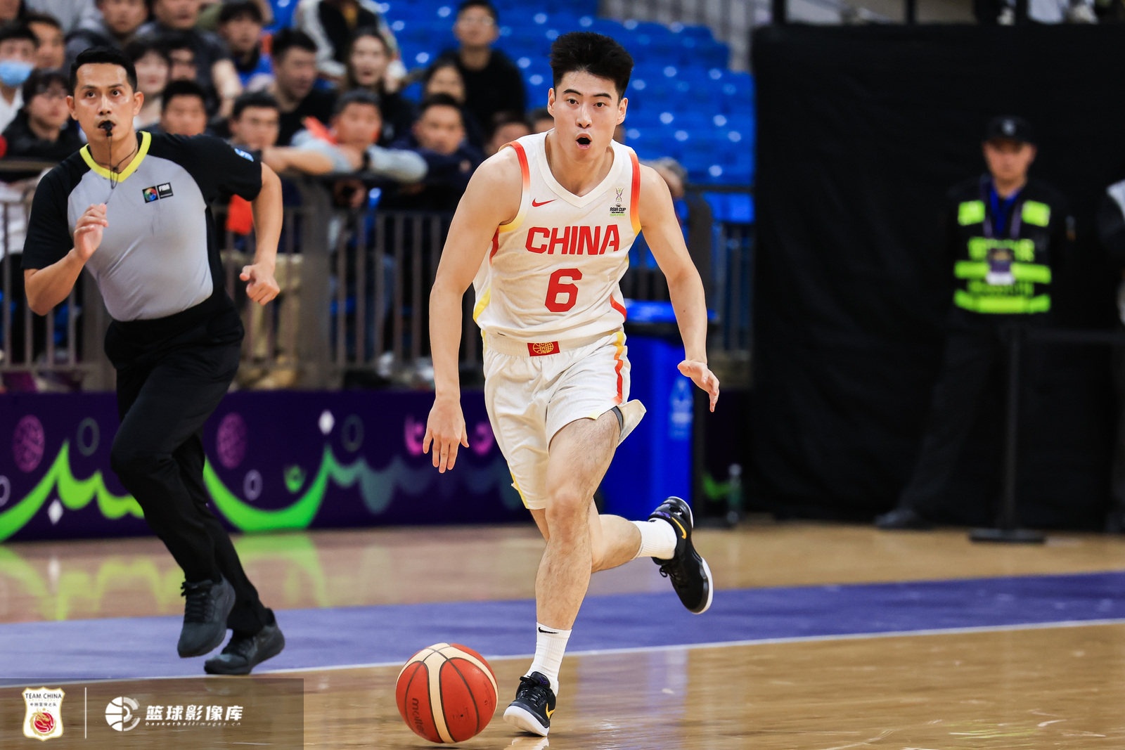 外線神準！中國男籃三節(jié)領先波黑20分 三分19投11中