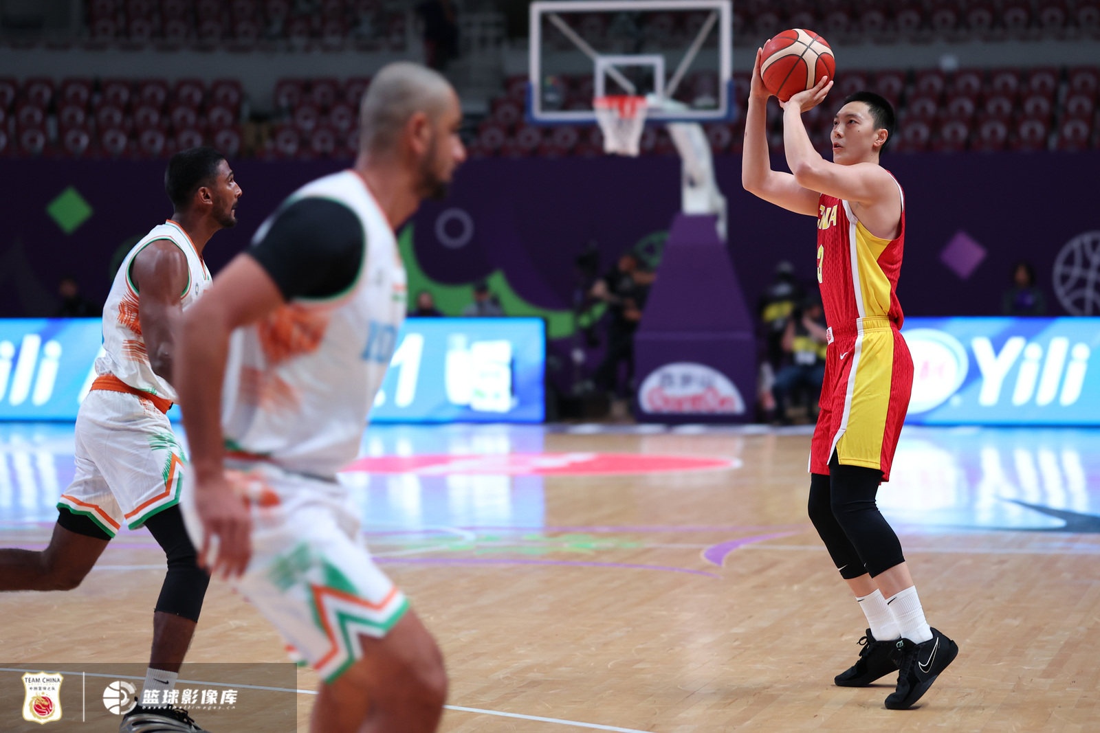 媒體人：半決賽內(nèi)線得分難度增大 今日三分15中1的5后衛(wèi)要站出來(lái)