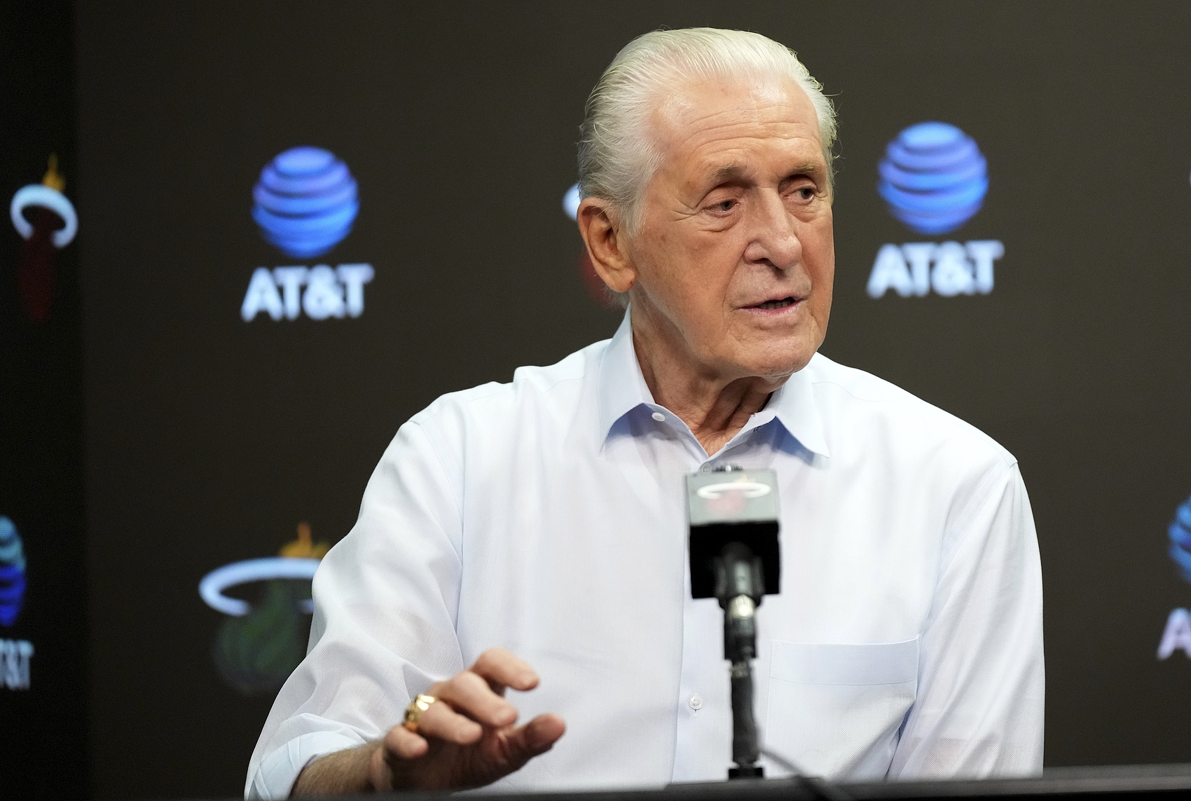 維金斯去湖人？NBA高管：萊利會(huì)幫詹姆斯？他還在生氣呢