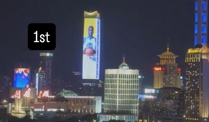 亮相中國上海外灘巨幕！追夢(mèng)：媽媽我做到了 永懷感恩！