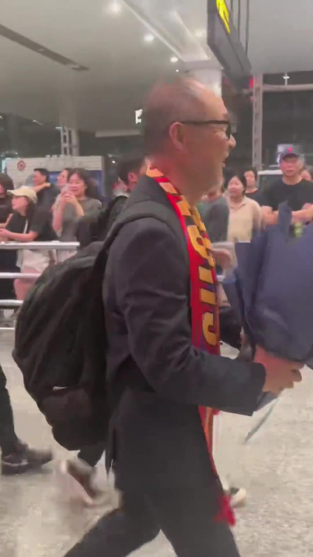 將接手重慶銅梁龍！重慶廣電曬視頻：張外龍已抵達(dá)江北國(guó)際機(jī)場(chǎng)