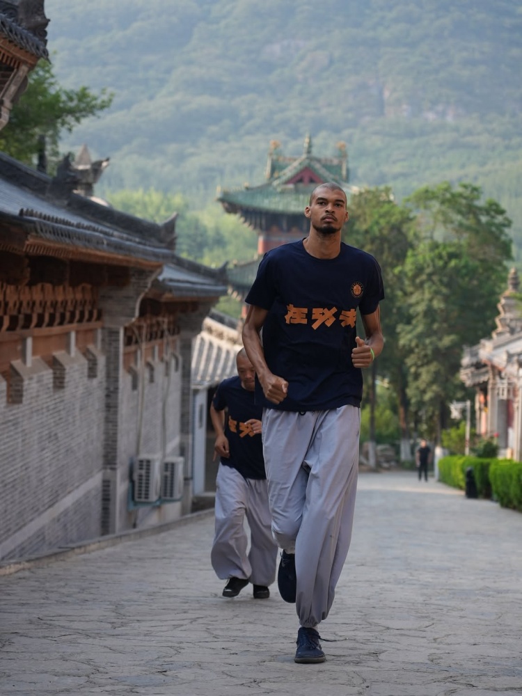 支線任務結束！馬刺曬組圖回顧文班夏天之旅：封面為少林寺之行