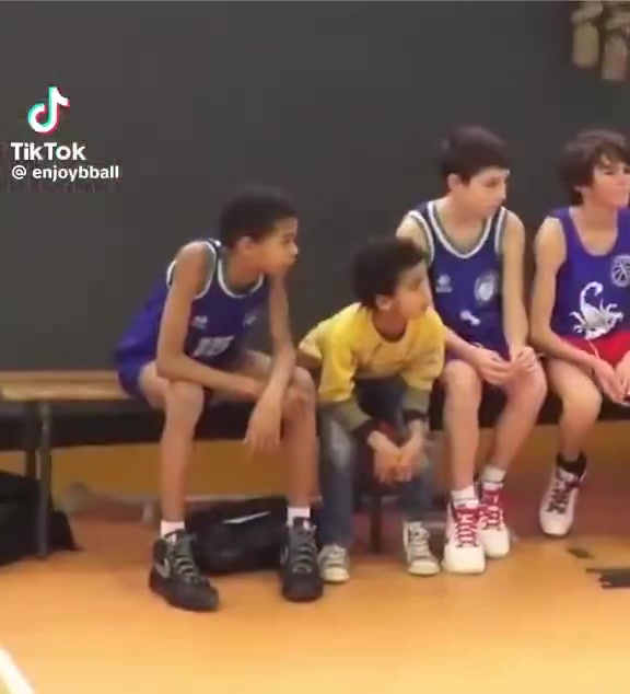 ??很喜歡生氣砸球啊！小時(shí)候的文班亞馬是怎么打球的？