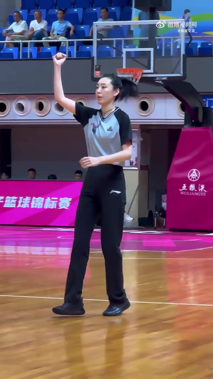 又美又颯！全國女籃錦標賽的女裁判王陽成賽場上另一道靚麗的風景