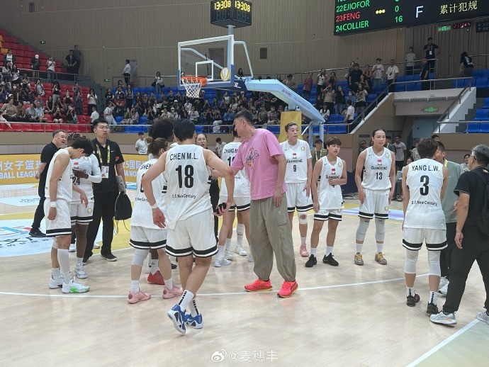 殺進(jìn)FIBA亞洲女籃聯(lián)賽決賽！杜鋒賽后跟廣東女籃全隊致意